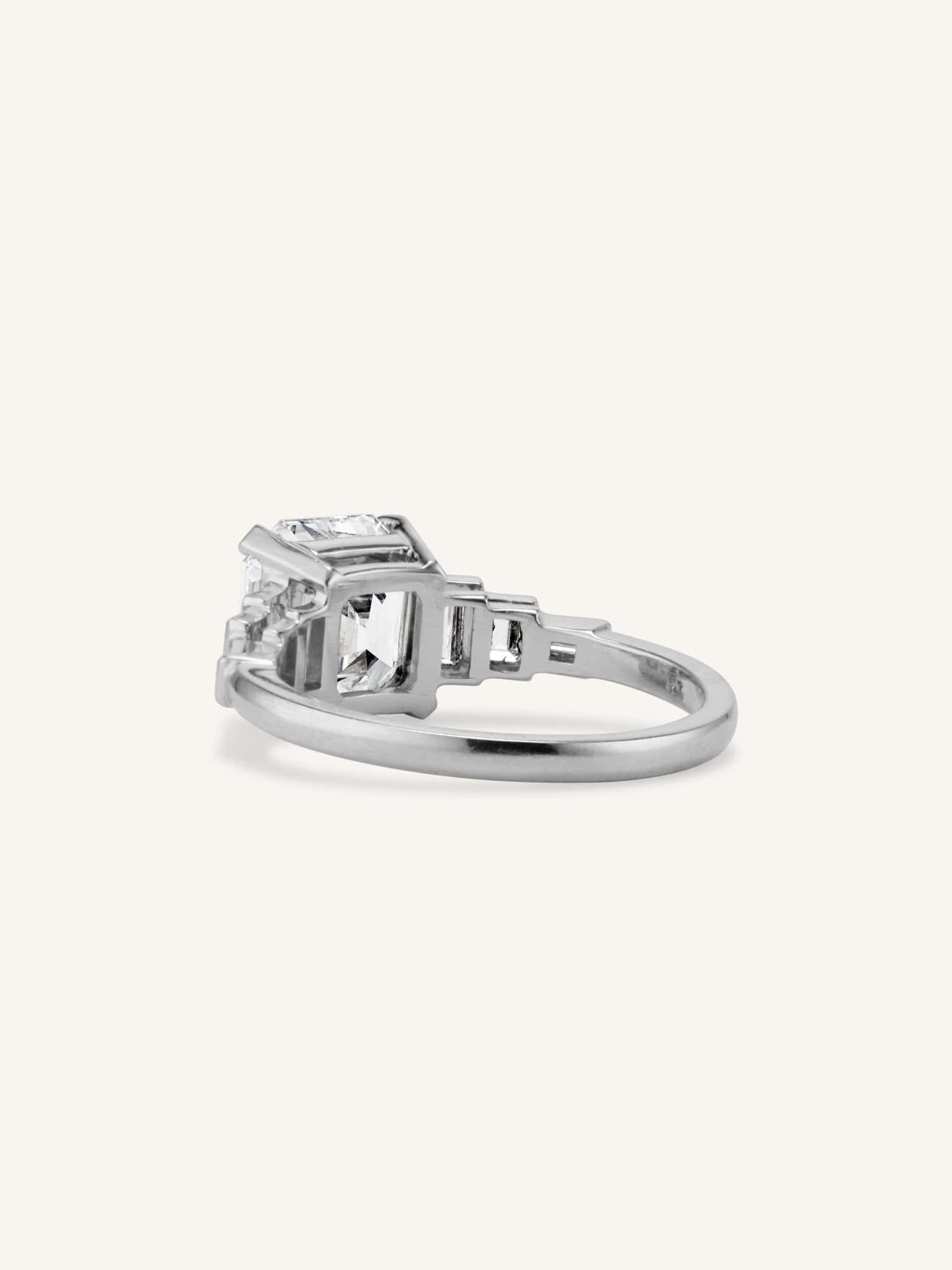 Bague de diamant vintage du milieu du siècle, 2.24ct Square Emerald Cut